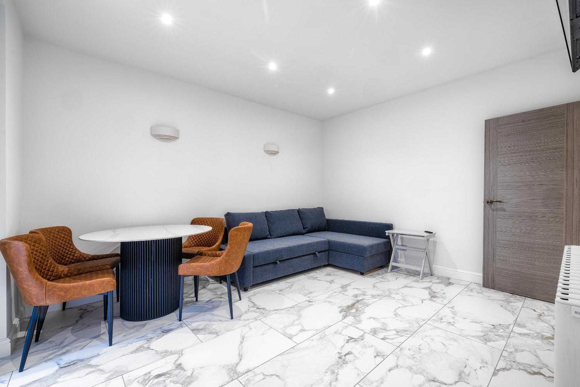 Luxurious 2 Bedroom Flat With Parking And Garden, 5 Mins Walk To Train Station And Bus Stop Opposite Property London Exterior photo