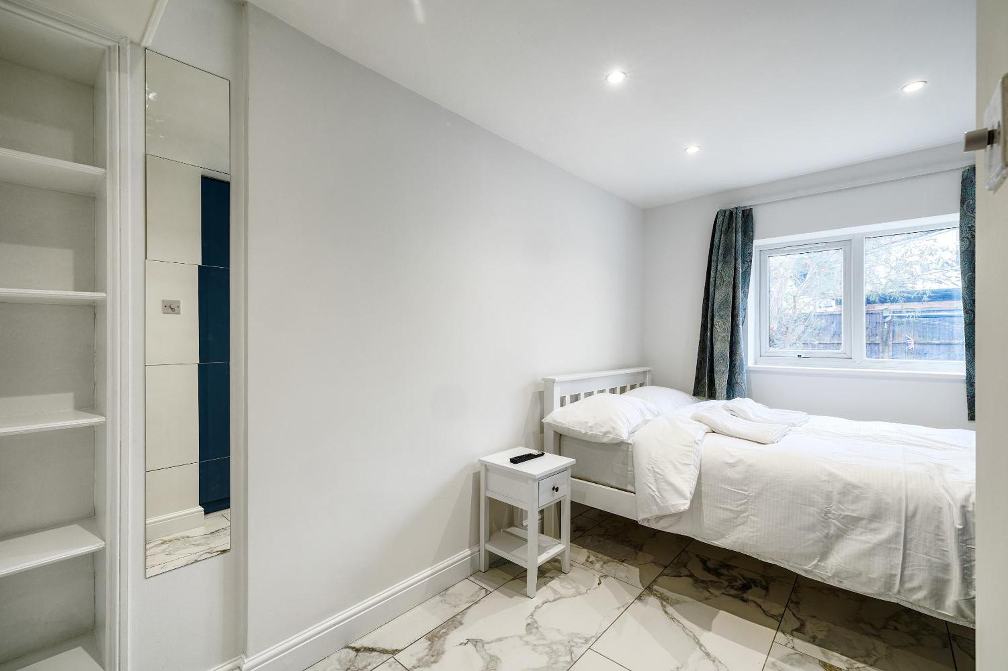 Luxurious 2 Bedroom Flat With Parking And Garden, 5 Mins Walk To Train Station And Bus Stop Opposite Property London Exterior photo