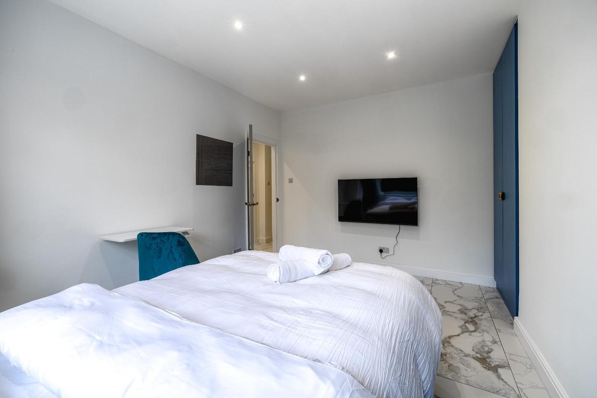 Luxurious 2 Bedroom Flat With Parking And Garden, 5 Mins Walk To Train Station And Bus Stop Opposite Property London Exterior photo