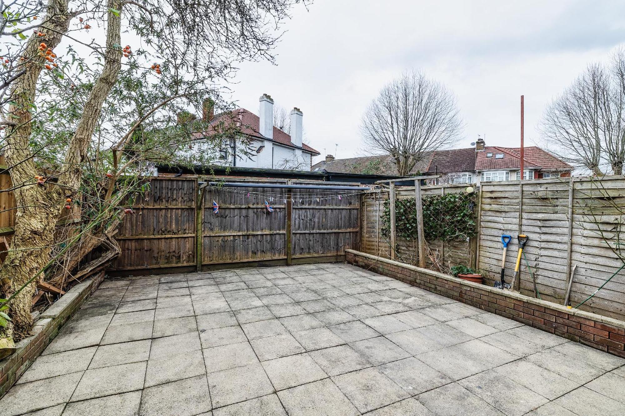Luxurious 2 Bedroom Flat With Parking And Garden, 5 Mins Walk To Train Station And Bus Stop Opposite Property London Exterior photo